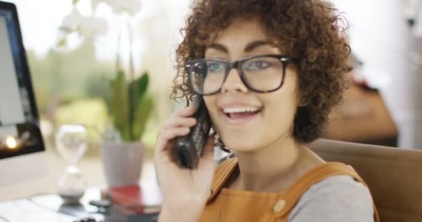 Pekerja yang berbicara di telepon — Stok Video