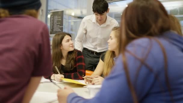 Enseignant travaillant avec des étudiants 