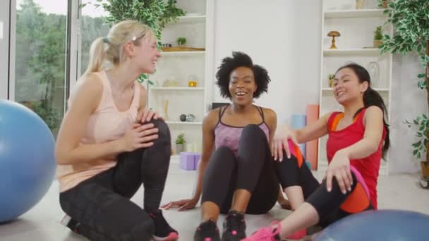 Freunde legen während des Trainings eine Pause ein — Stockvideo