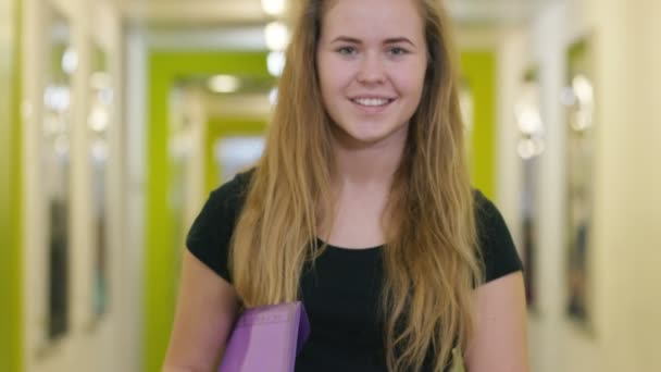 Menina no corredor da escola — Vídeo de Stock