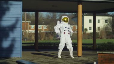 astronot yapıyor sokakta uzanır