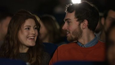 Bir film izlerken sinema izleyici