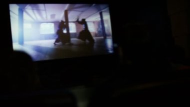 Çift eylem film izlerken sinemada 