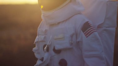 Astronot yaşam belirtileri için arıyorsunuz