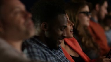 Bir film izlerken Çift