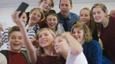 öğretmen ve öğrenciler için bir selfie poz