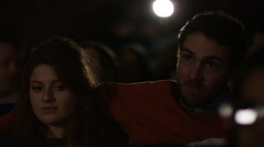 kız rahatsız görünüyor