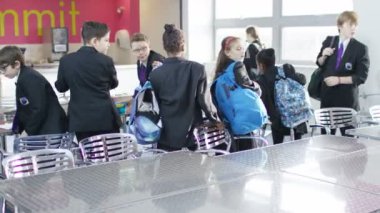 okul kafeteryasında atan çocuklar