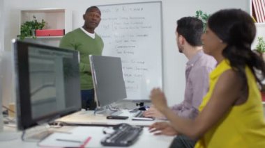 Öğretmenleri dinleyen öğrenciler. 