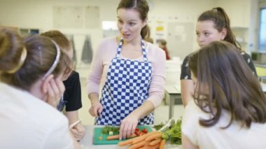 Aşçılık sınıfındaki öğrenciler öğretim öğretmen