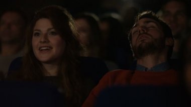 Kız uyuyan erkek arkadaşı dirsekle dürtmek