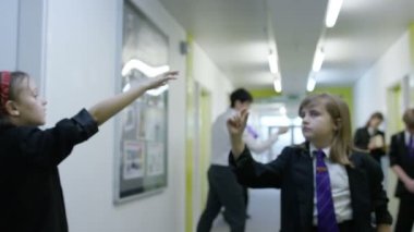 Öğretmenler ve öğrenciler okul koridor