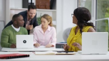 Bilgisayarla çalışan öğrenciler