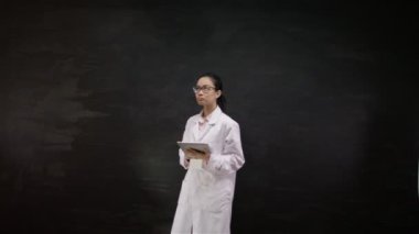  Tablet bilgisayarı olan kadın.