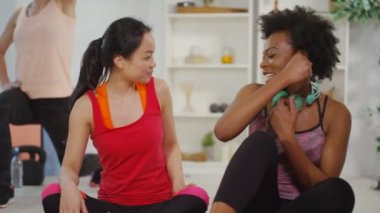 bir selfie almaya kadın poz