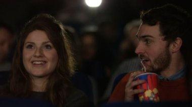 Bir film izlerken sinema izleyici