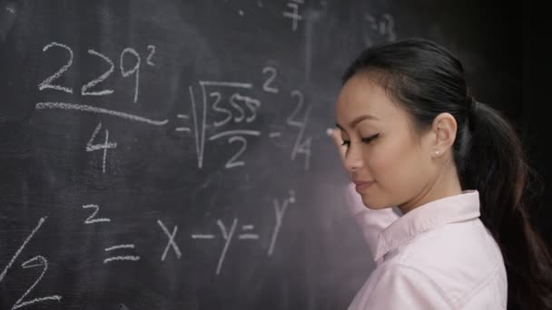 Enseignant écrivant des formules mathématiques — Video