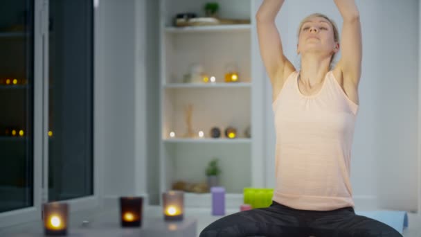 家で瞑想する女性 — ストック動画