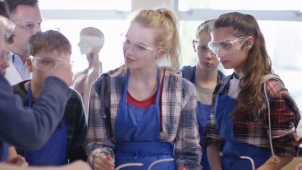 Insegnante che insegna agli studenti in classe di scienze — Video Stock