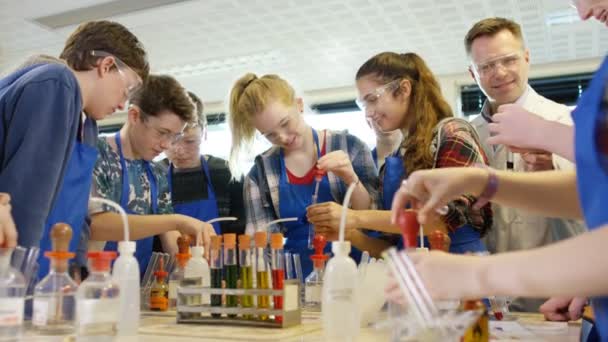 Profesores enseñando a estudiantes en clase de ciencias — Vídeos de Stock