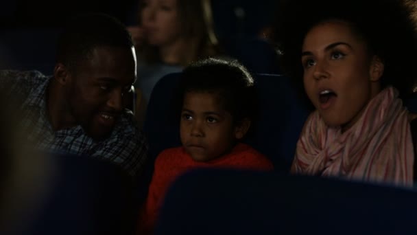 Familia viendo una película — Vídeos de Stock