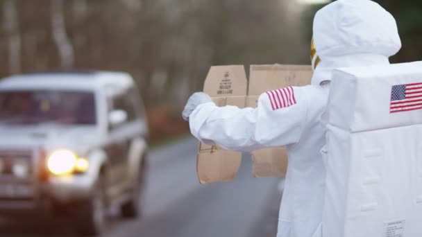 Astronauta che cerca di ottenere un passaggio — Video Stock