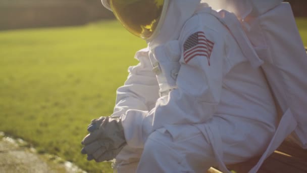 Astronaut lost in a park — Stock video