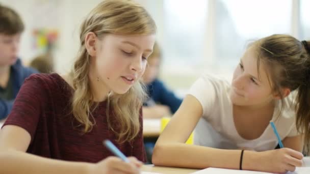 Chicas escribiendo en escritorios — Vídeo de stock