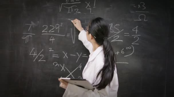 Profesor escribir fórmulas matemáticas — Vídeo de stock
