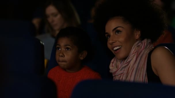 Familia viendo una película — Vídeo de stock