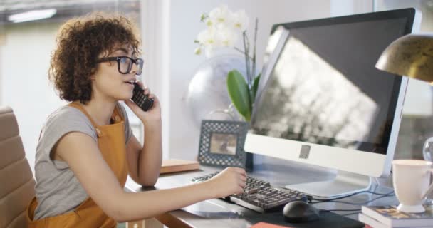 Vrouw aan de telefoon — Stockvideo