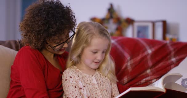 Niñera y niña leyendo — Vídeos de Stock