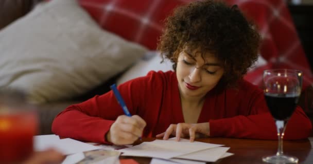 Mujer escribiendo tarjetas de Navidad — Vídeo de stock