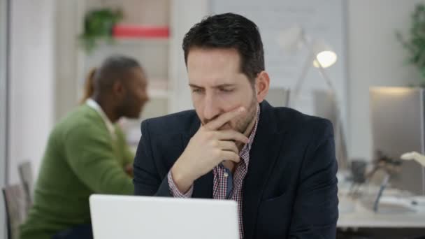 Student op zoek naar iets op computer — Stockvideo