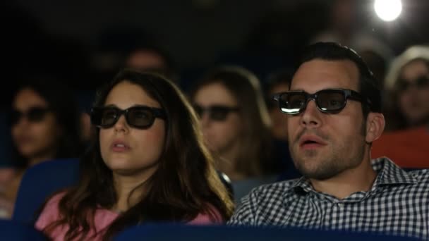 Couple watching 3D film — Stock Video