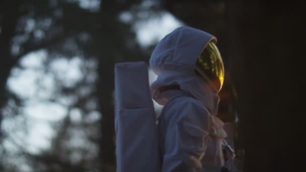 Caminhada de astronautas na área florestal — Vídeo de Stock