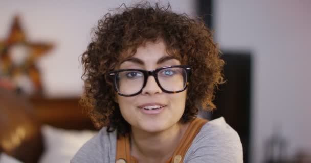 Женщина делает видеозвонок — стоковое видео