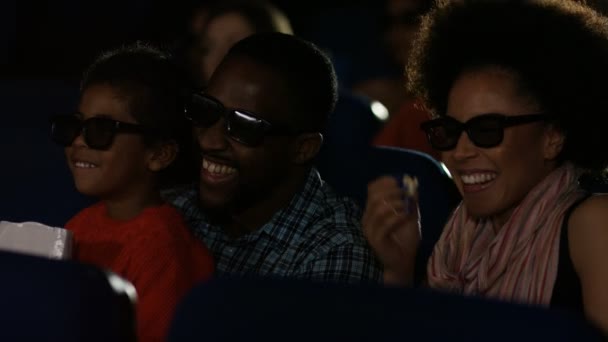 Семья смотрит фильм в 3D очках — стоковое видео