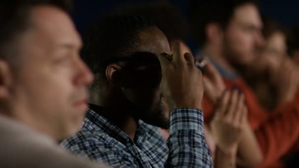 Pareja viendo una película — Vídeo de stock