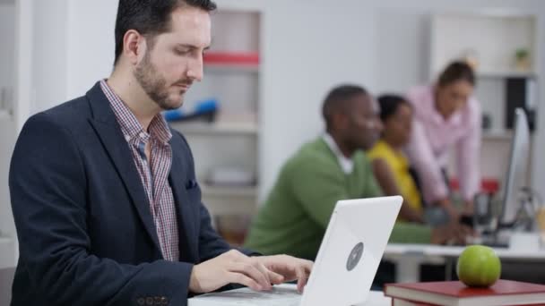 Uomo d'affari che lavora su laptop — Video Stock