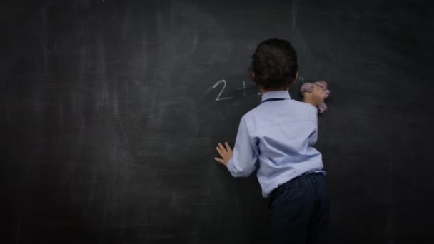 Chico con frotando una suma matemática — Vídeos de Stock