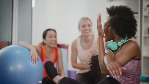 Vrouw nemen van een pauze in oefening klasse — Stockvideo