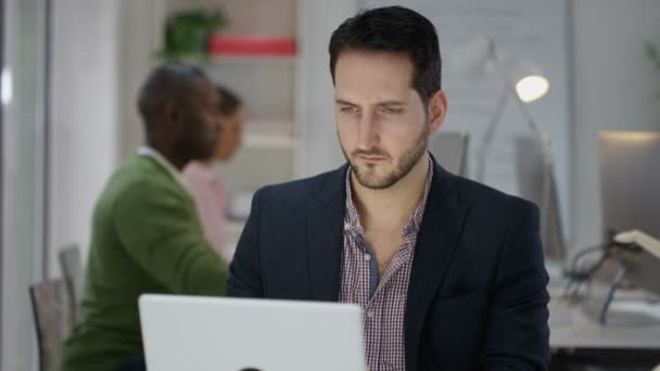 Estudiante mirando algo en la computadora — Vídeos de Stock