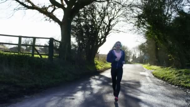 Mujer corriendo en el campo — Vídeo de stock