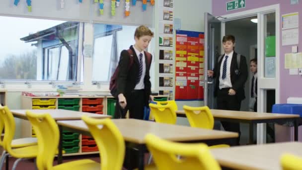 Schüler betreten Klassenzimmer — Stockvideo