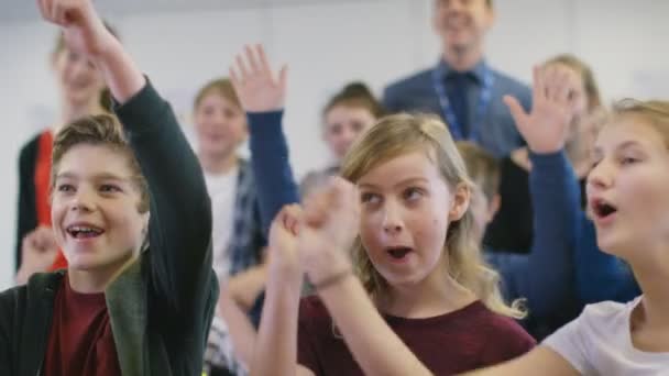 Studenten gek rond in het klaslokaal — Stockvideo