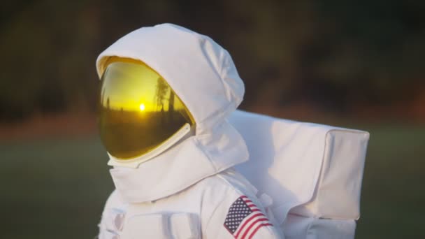 Wandelen in de bosrijke gebied astronaut — Stockvideo