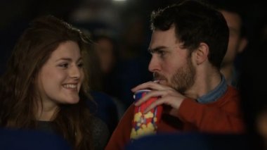 Bir film izlerken sinema izleyici