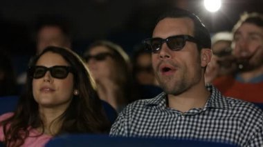 Sinema izleyici bırakın tiyatro