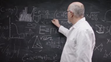 Akademik adam matematik formülleri yazma
